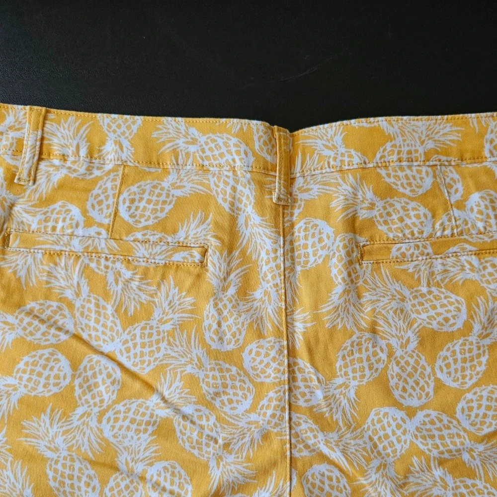 St Johns Bay Womens Yellow Pineapple Print Mid Rise 7 Inch Shorts Size 16 NWT